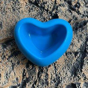 kék színű szív alakú tál